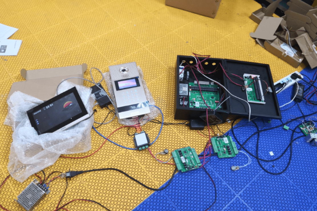 楼宇访客乘梯方法：楼宇可视对讲联动二维码刷卡人脸识别梯控