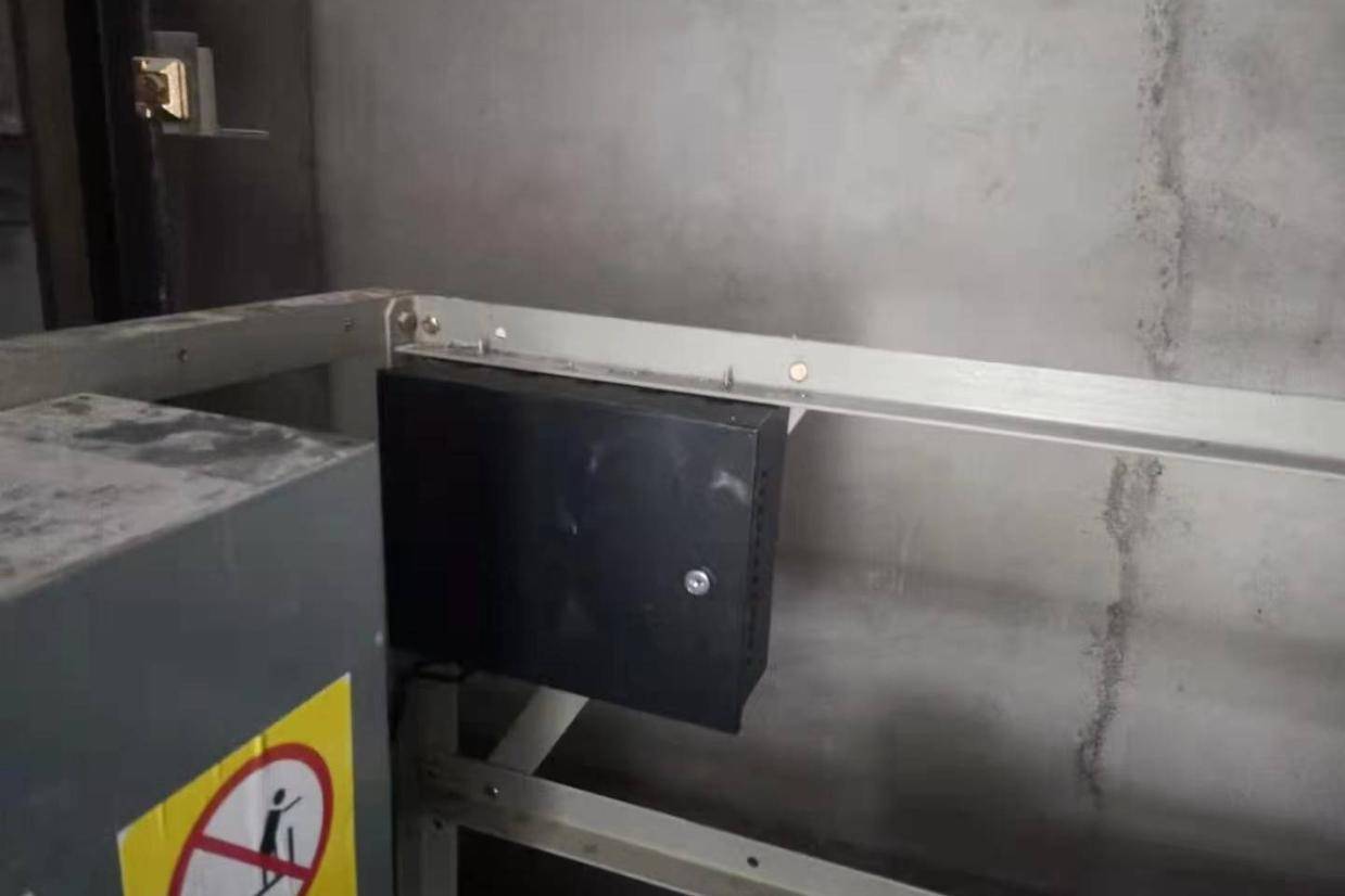 电梯故障排除：利用二维码刷卡人脸识别及IC卡电梯方法，并通过状态灯判断故障