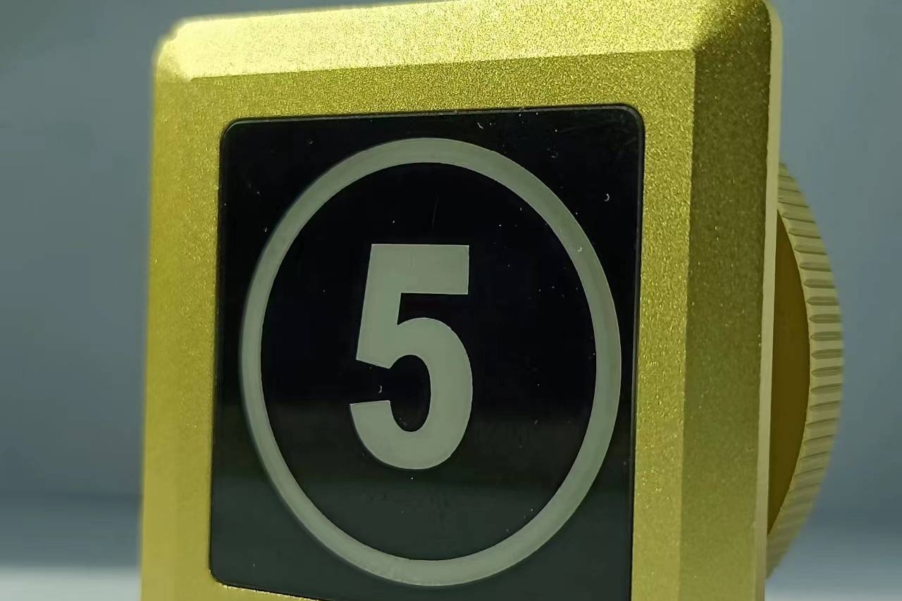 土豪金非接触式电梯按键：豪华电梯实用装潢必备