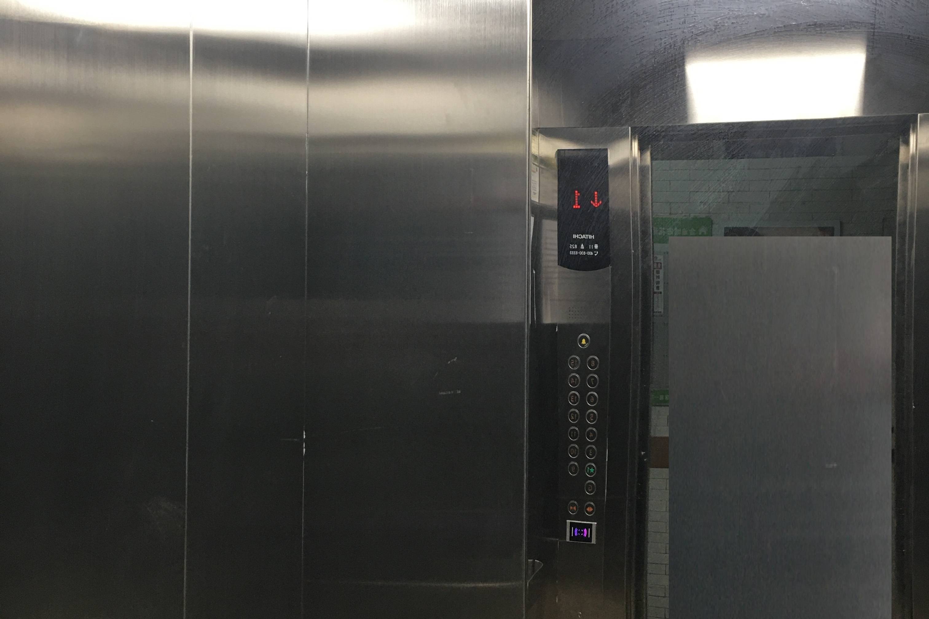 「二维码刷卡人脸自动识别梯控、门禁现场图」的中文标题：「基于二维码和人脸识别技术的自动梯控门禁系统现场展示」