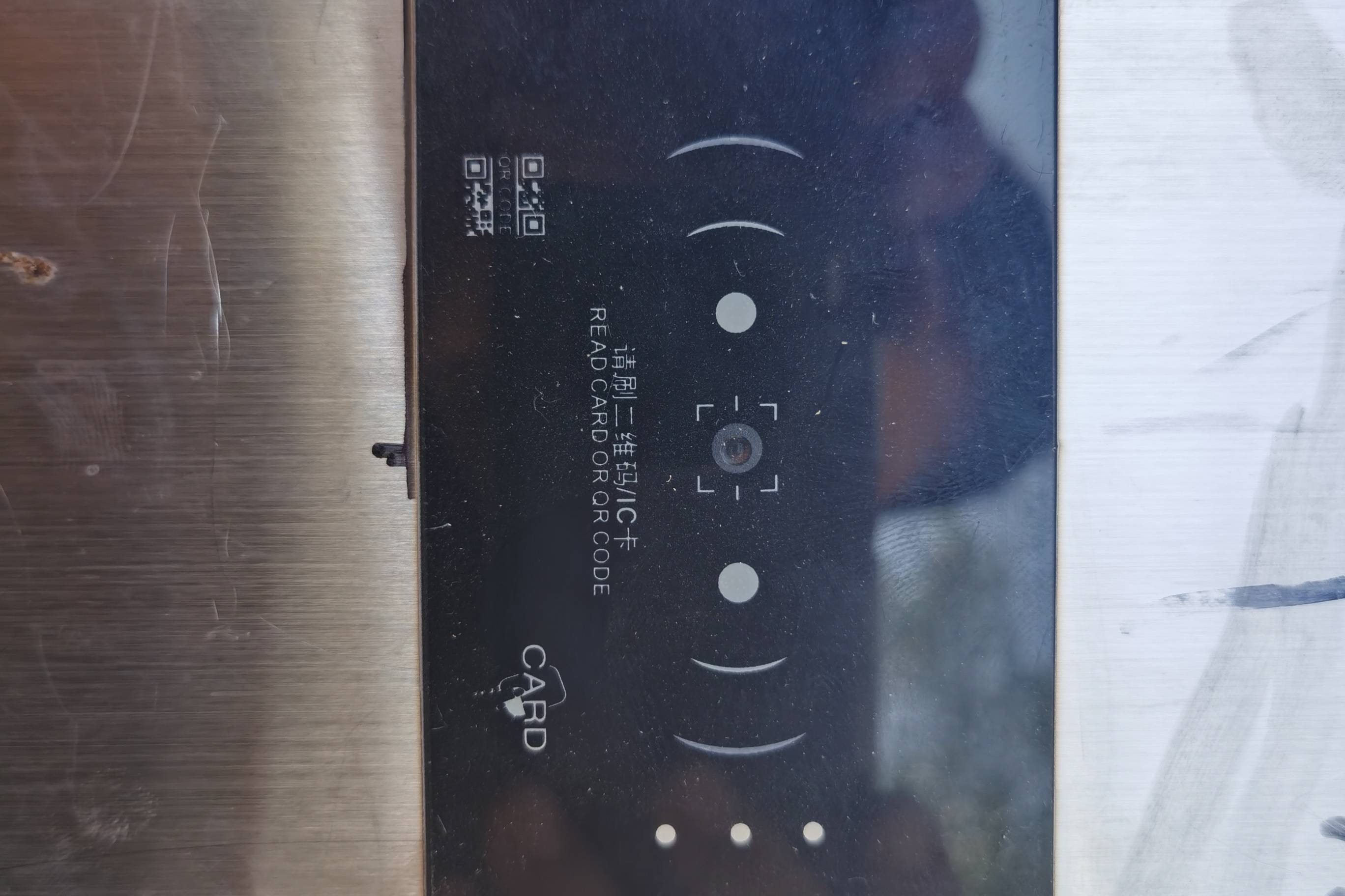 高科技门禁系统：完全齐平通道闸机与电梯不锈钢面板，二维码、刷卡、蓝牙NFC、CPU卡读卡器一体化设计！