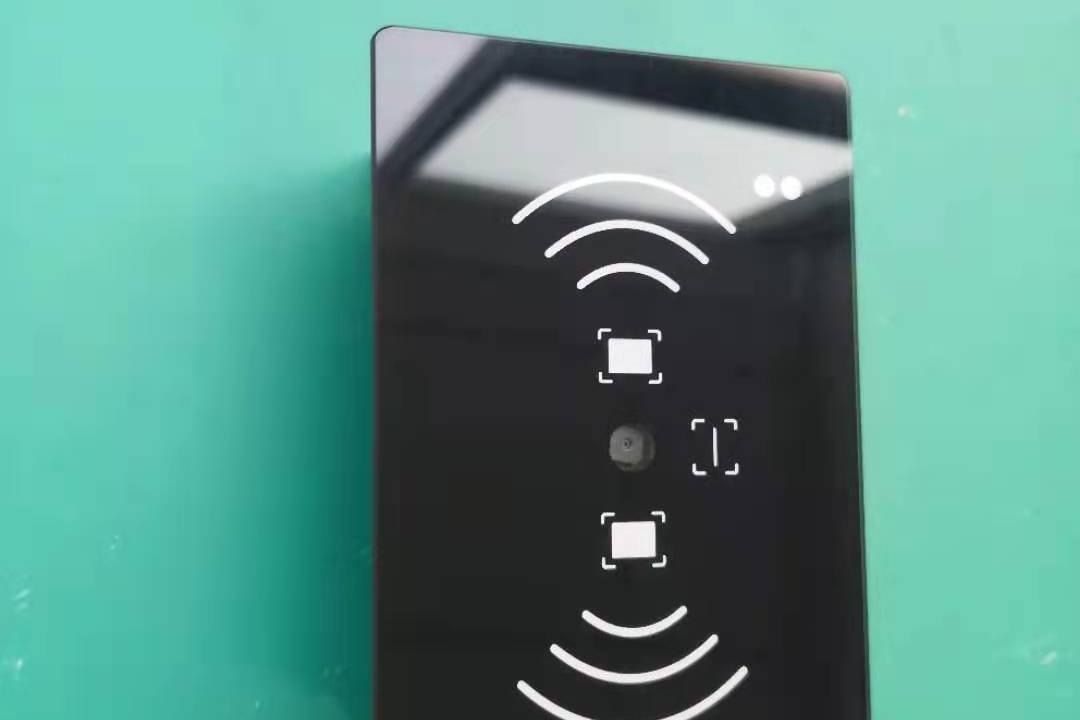 多功能智能一卡通：融合人脸识别、二维码、IC卡、ID卡、CPU卡、国密CPU和NFC技术，实现安全便捷的身份认证和支付