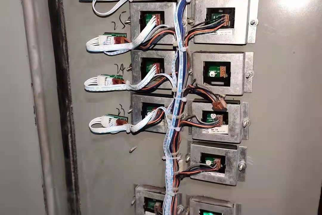 日立电梯免破线安装二维码刷卡梯控：外观精美，工艺精湛，读头设计美观大方！