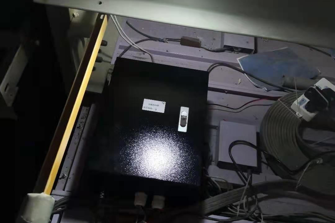 AGV自助乘坐电梯—自动开门安装现场图