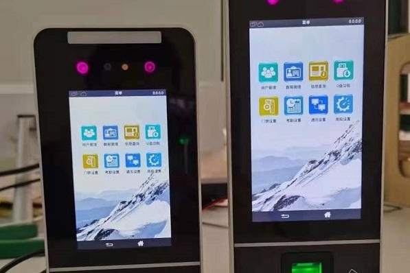 8寸动态人脸识别可带刷卡智能硬件-产品规格书中文标题：支持壁挂和立式安装的8寸动态人脸识别硬件，可带刷卡功能