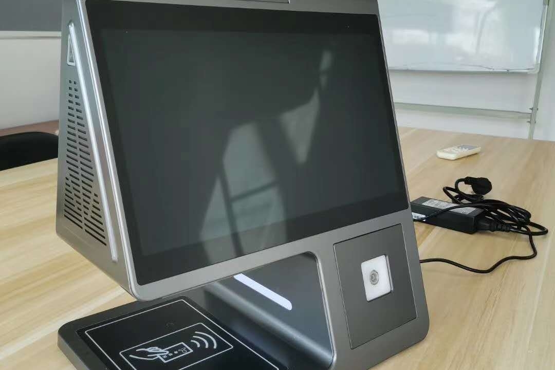 双屏可触摸访客机实现预约、身份登记功能，与通道闸机、门禁、梯控等设备联动